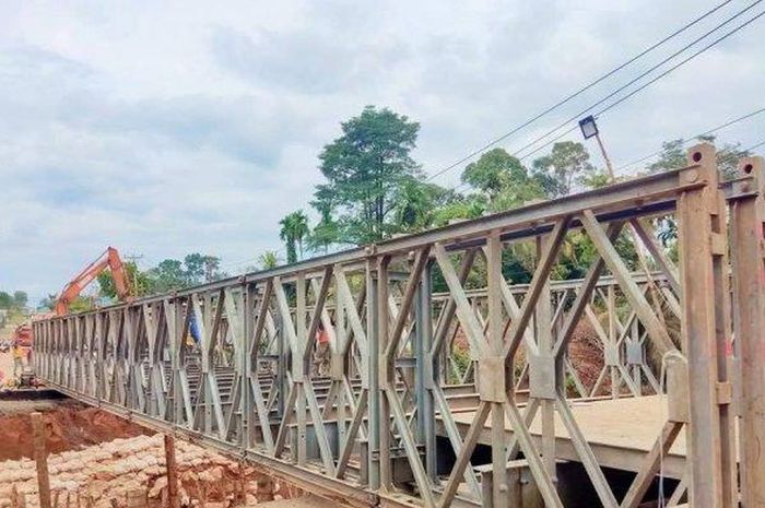 Jembatan Bailey digunakan untuk menggantikan sementara jembatan utama yang rusak akibat perang atau bencana alam