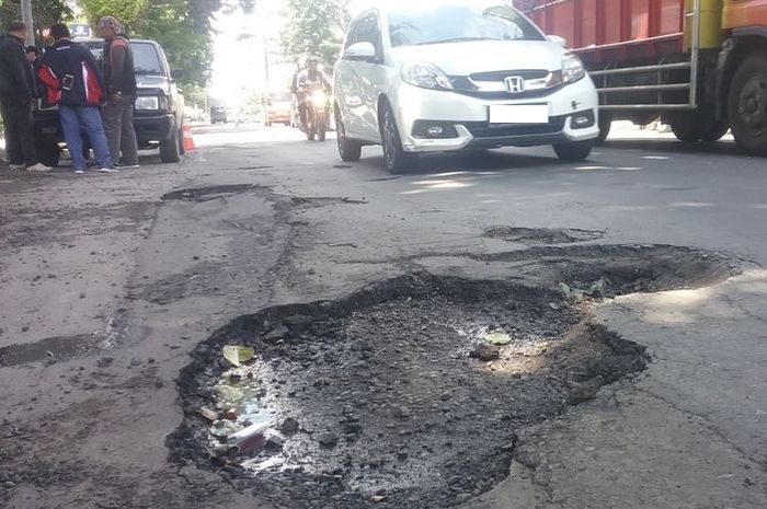 Contoh aspal jalan terkelupas setelah banjir di Pantura Kendal, kabupaten Kendal, Jawa Tengah