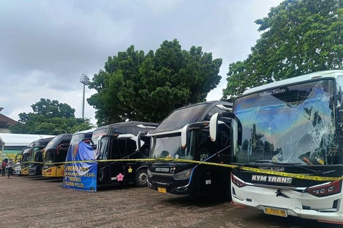 Tujuh unit bus PO KYM yang disita Bareskrim Polri karena ternyata jadi aset pencucian uang kasus impor pakaian bekas ilegal 