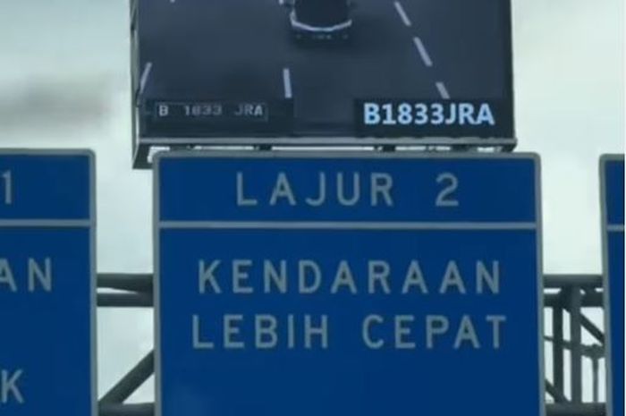 Pelanggar kecepatan di jalan tol kini langsung ditampilkan di layar besar, lengkap dengan pelat nomor dan angka kecepatan seperti di tol JORR