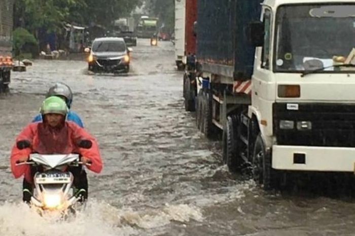 Jangan asal terobos, perhatikan ketinggian banjir ketika akan dilewati motor matic.