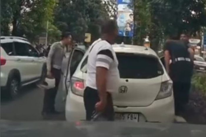 Polisi berhasil mengepung Honda Brio komplotan spesialis ganjal ATM setelah menguras uang Rp 210 juta di daerah Warung Jambu, kota Bogor, Jawa Barat