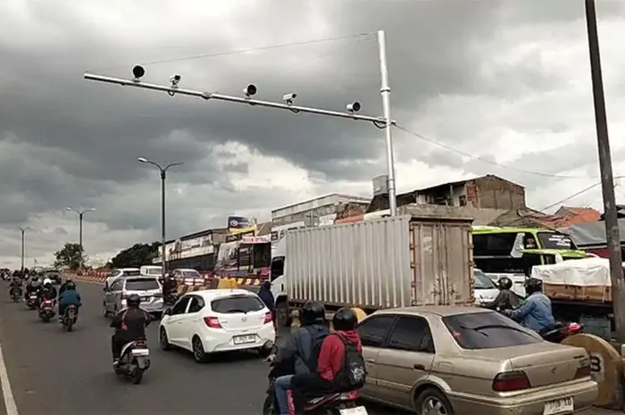 Kamera tilang elektronik (ETLE) yang terpasang di sekitar flyover Cibinong, kabupaten Bogor, Jawa Barat