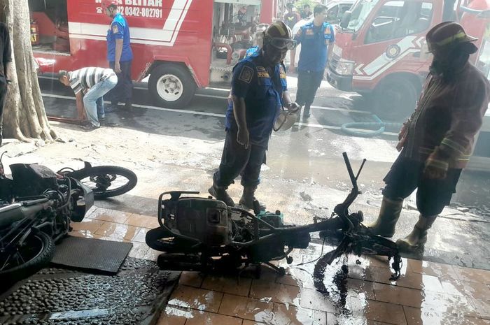 Dua unit motor di showroom motor bekas Jalan Veteran, Plosokerep, kota Blitar, Jawa Timur terbakar