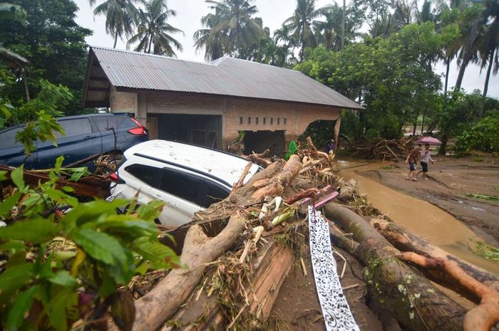 Suzuki Ertiga dan Toyota Rush warga korban banjir bandang di Lubuk Minturun, Padang, Sumatera Barat, Kamis (27/11/25)