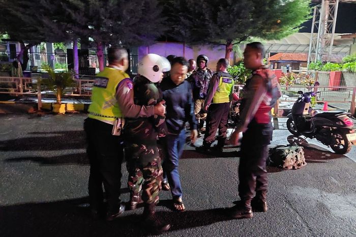 Anggota Polsek Kawasan Pelabuhan Gilimanuk menangkap tiga pelaku sindikat maling motor yang menyamar jadi anggota TNI berseragam lengkap di pelabuhan Gilimanuk, Jembrana, Bali