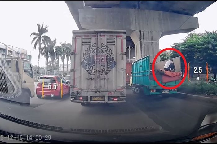 Dalam lingkaran merah, pelaku rayap besi atau bajing loncat yang sedang mencuri besi dari atas truk di rute Harapan Indah-Kelapa Gading, Jakarta Utara
