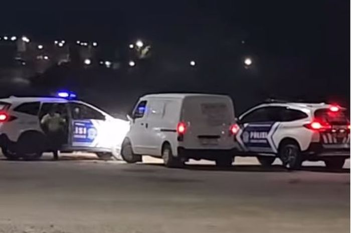 Daihatsu Gran Max dikejar dua mobil Polisi lalu lintas di kawasan Gentung Temiang, Tanah Grogot, Paser, Kalimantan Timur