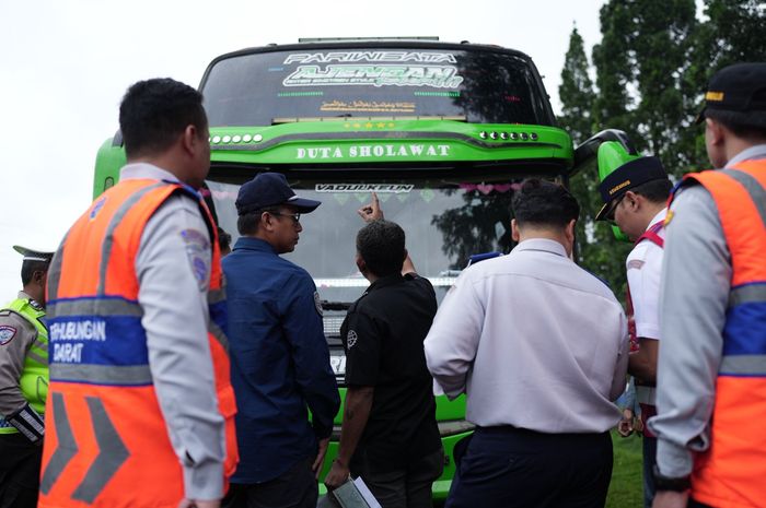 Direktorat Jenderal Perhubungan Darat Kementerian Perhubungan menemukan puluhan bus melanggar aturan keselamatan 