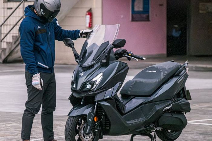 penampakan motor matic gambot SYM Cruisym 300 model 2026