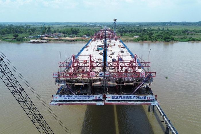 Metode Box Balance Cantilever yang digunakan dalam pembangunan tol Palembang-Betung seksi 1 dan 2 (Kramasan-Pangkalan Balai) untuk menyeberangi sungai musi sepanjang 380 meter 