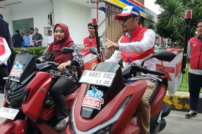 layanan yang menjadi sorotan adalah kehadiran motoris pengantar BBM untuk melayani konsumen yang kehabisan bahan bakar di tengah kemacetan.
