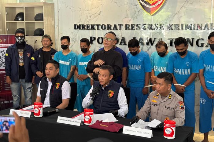 Konferensi Pers pengungkapan kasus penipuan dan penggelapan mobil rental lintas provinsi oleh delapan orang sindikat di Mapolda Jawa Tengah