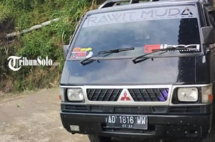 Mitsubishi L300 pikap kandas di sebuah pasar usai antar sayuran