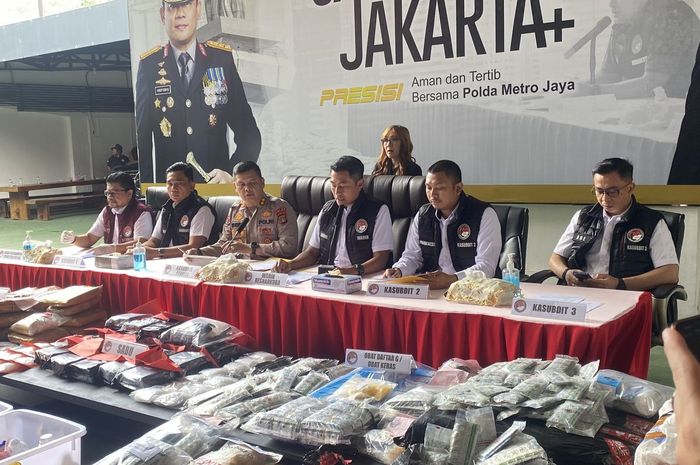 Konferensi pers pengungkapan kasus narkotika periode Oktober-Desember 2025 oleh Polda Metro Jaya, (22/12/25)