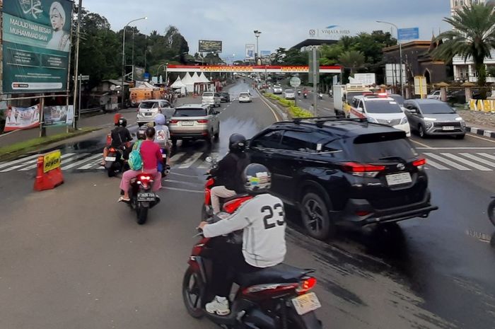 Kondisi jalur wisata Puncak, Bogor, Jawa Barat landai dan tidak ada kepadatan, (24/12/25)