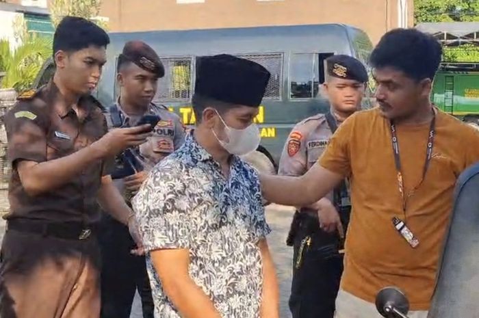 Budiman, Kepala Desa Geger, kecamatan Geger, Bangkalan, Madura, Jawa Timur divonis penjara 2 tahun 4 bulan penjara karena sediakan celurit warganya untuk berkelahi gara-gara klakson