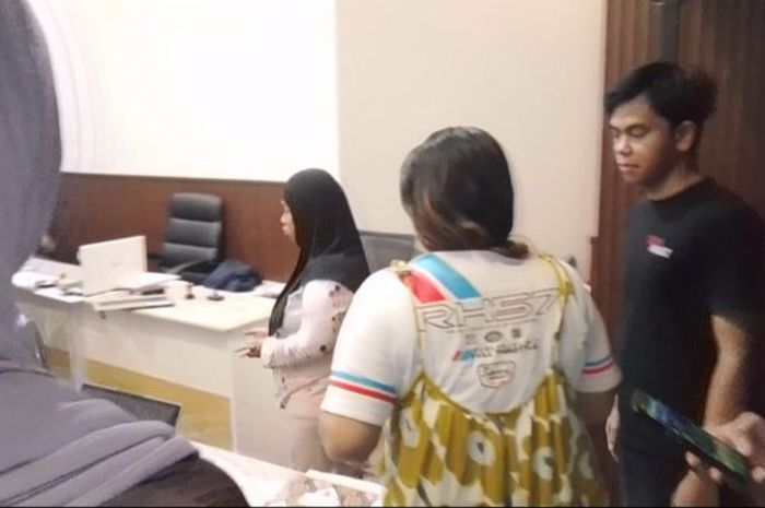 Dua wanita berinisial ME (33) dan SA (43) yang merupakan sindikat penggelapan motor modus gadai di kabupaten Gowa, Sulawesi Selatan berhasil ditangkap Unit Jatanras Satreskrim Polres Gowa