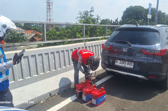 Sebuah Honda BR-V mendadak berhenti di Ruas Jalan Layang Mohamed Bin Zayed (MBZ) akibat kehabisan bahan bakar saat lalu lintas sedang padat.