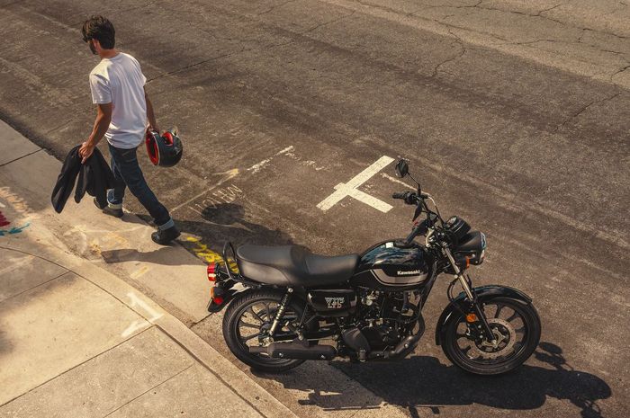 penampakan Kawasaki W175 LTD yang punya tampilan cruiser macho