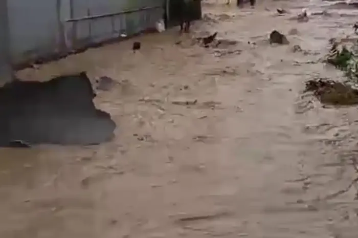 Cuplikan video aspal jalan mengelupas saat banjir di Cirebon, Jawa Barat
