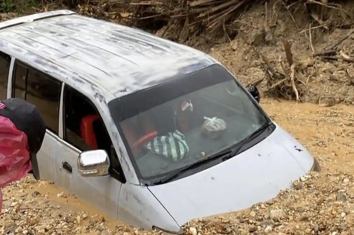 Mobil terjebak banjir bandang dan tertimbun material lumpur di Agam