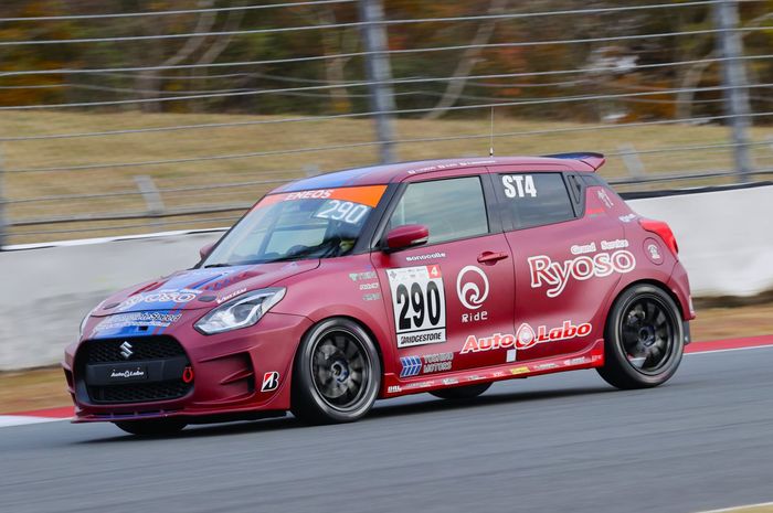 Suzuki Swift Sport yang turun bersama tim AutoLabo bakal tampil di Tokyo Auto Salon 2026.
