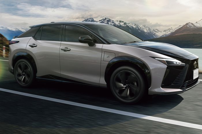 Lexus RZ 550e.