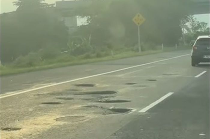 Video yang memperlihatkan Jalan Tol Palimanan&ndash;Kanci (Palikanci) berlubang viral di media sosial Instagram dan Facebook