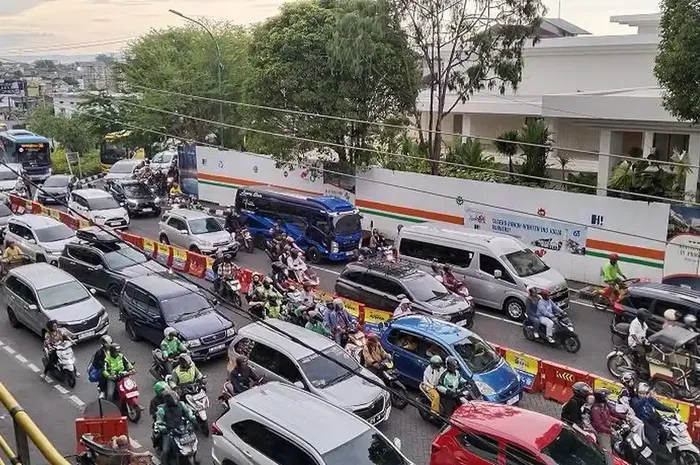 Kepadatan arus lalu lintas menuju Jalan Malioboro, kota Yogyakarta (26/12/25) kemarin