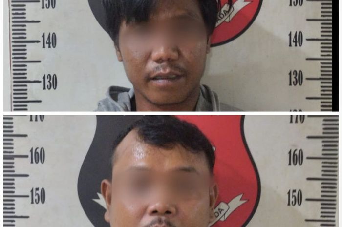 Dua tukang parkir yang menukar selembar Rp 100.000 dengan uang mainan milik pengendara motor di Tambora, Jakarta Barat