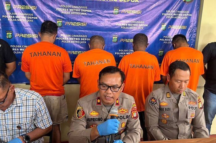 Konferensi Pers Polsek Cimanggis, Depok atas penangkapan empat orang begal motor yang beraksi dengan mengaku-ngaku sebagai debt collector leasing, padahal palsu atau gadungan
