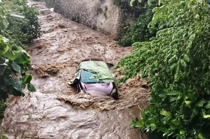 Ford Fiesta terbawa arus sungai efek hujan deras dan longsor di Brebes