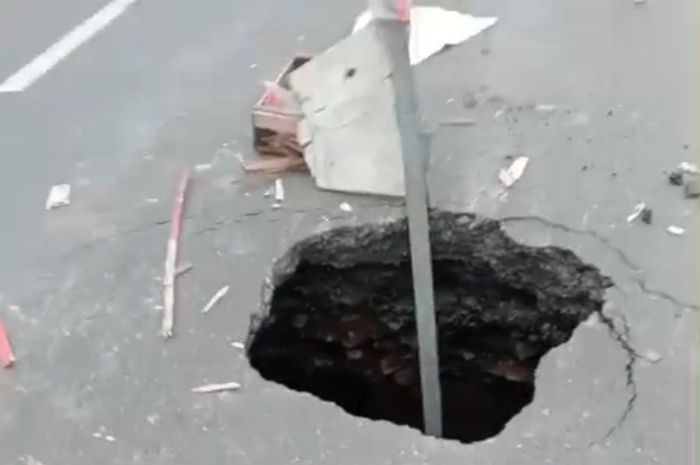 Lubang jalan menganga mirip sumur di jalan Pantura, wilayah Rowosari I,  Wonosari, Ngaliyan, kota Semarang, Jawa Tengah