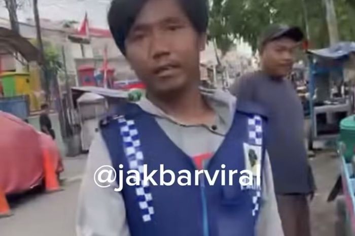 Tukang parkir yang mencoba menukar uang selembar Rp 100.000 dengan uang mainan di Tambora, Jakarta Barat