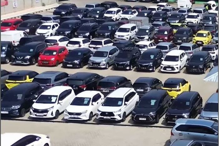 Suasana dari atas ratusan mobil bekas di balai lelang PT Balai Lelang Serasi (IBID)