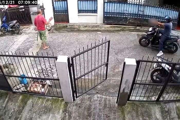 Aksi pencurian motor terang-terangan menggunakan senjata api di Jalan Rohimin, Grogol Utara, Kebayoran Lama, Jakarta Selatan