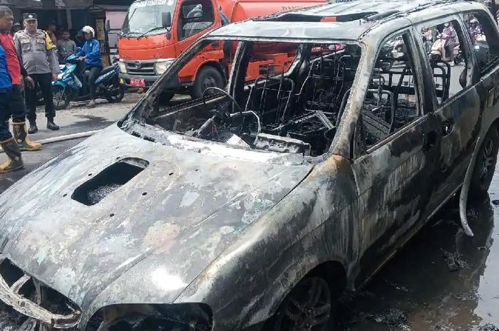 KIA Carnival gosong saat sedang melaju di Tulungagung