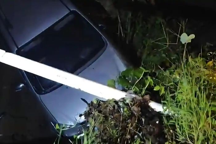 Toyota Avanza jungkir balik saat longsor di Banyumas