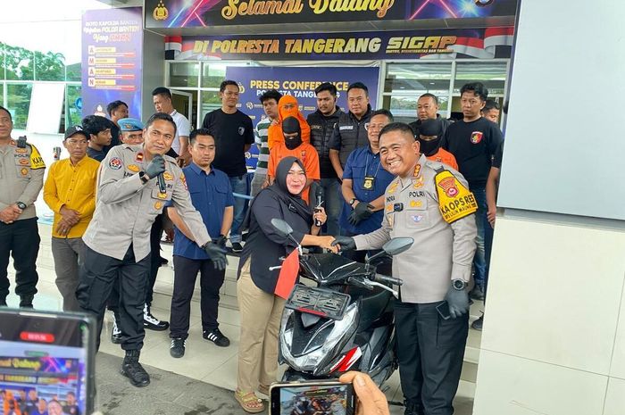 Kapolresta Tangerang, Kombes Pol Andi Muhammad Indra Waspada serahkan Honda BeAT milik Nani (50) warga Tangerang, Banten yang sempat hilang dicuri maling