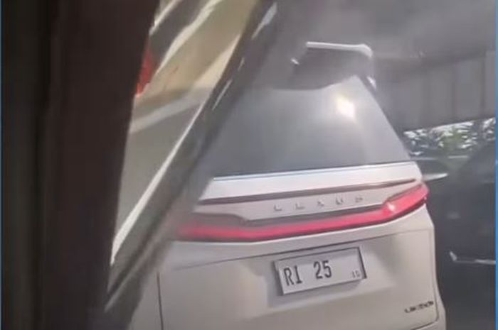 Lexus LM 350H berpelat dinas RI 25 serobot antrean mobil di gerbang tol Cilandak
