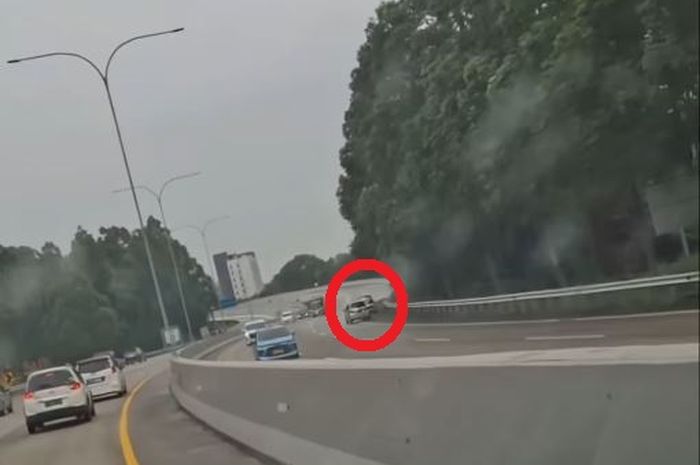 Dalam lingkaran merah, Toyota Avanza yang melaju lawan arus di tol arah Bandara Soetta, (3/1/26)
