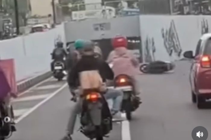 Akibat satu pengendara sembarangan saat berhenti, pengendara lain ikut jadi korban