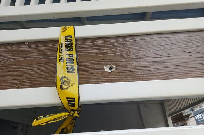 Peluru yang ditembakkan maling motor menembus pagar rumah warga