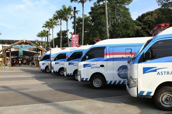Ambulans yang diserahkan oleh PT Astra International Tbk untuk mendukung layanan kesehatan masyarakat di Indonesia, menjadi bagian dalam kegiatan Natal Nasional 2025 yang diadakan di Tennis Indoor Senayan pada Senin (5/1).