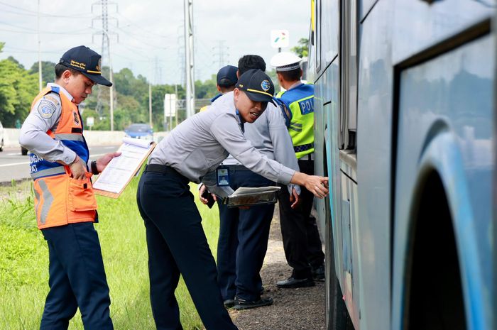 Ditjen Hubdat) Kementerian Perhubungan membekukan izin penyelenggaraan angkutan orang milik PT Cahaya Wisata Transportasi atau Cahaya Trans selama 12 bulan.
