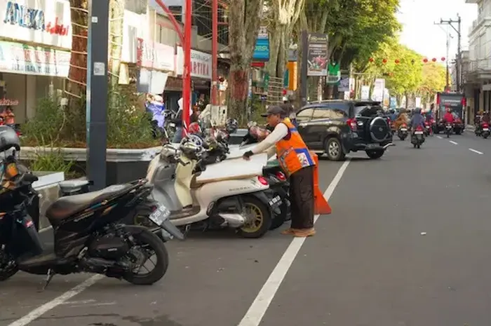 Tarif parkir motor tepi jalan di kota Magelang per Januari 2026 turun jadi Rp 1.000 dan mobil Rp 2.000