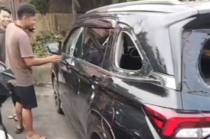 Toyota Veloz komplotan ngaku wartawan dan Polisi yang dirusak massa saat memeras warga Cigudeg, kabupaten Bogor, Jawa Barat