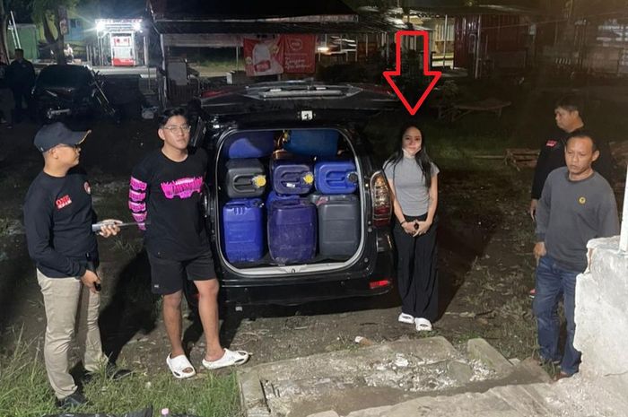 Dalam tanda panah, MF (34), perempuan cantik pemilik cafe D D Mimax Ark di kota Madiun, Jawa Timur ditangkap Polisi karena jual 'arak jowo'