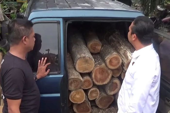 Barang bukti kayu gelondongan dari pembalakan hutan liar di kabupaten Ngawi, Jawa Timur yang disembunyikan di kabin Isuzu Panther
